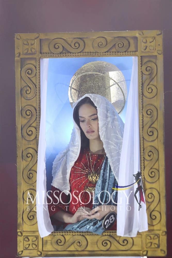 Lạnh sống lưng vì trang phục dân tộc mô phỏng tranh thờ-4