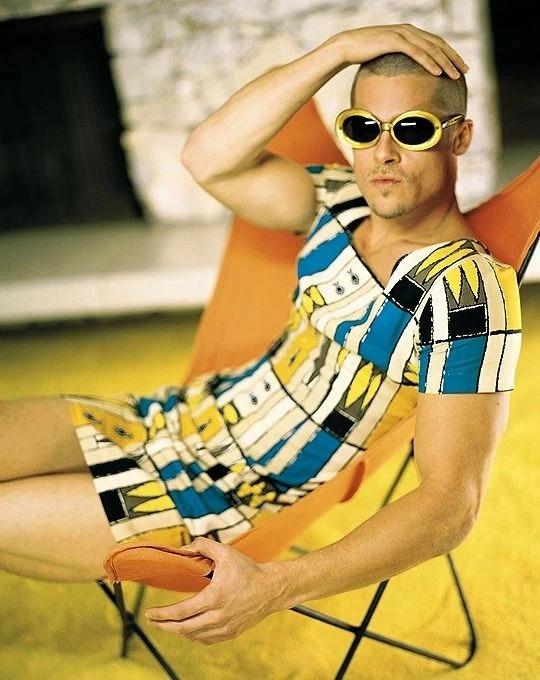 Brad Pitt mặc váy-2