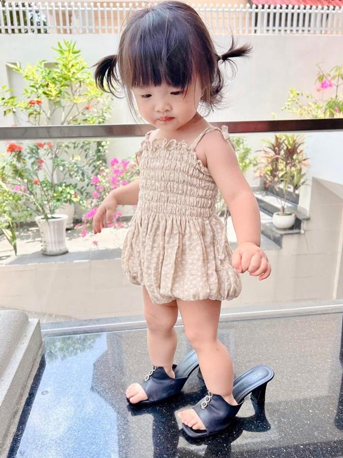 Winnie nhà Đông Nhi từng được mẹ khoe khoảnh khắc tập catwalk bằng đôi guốc của bà ngoại.