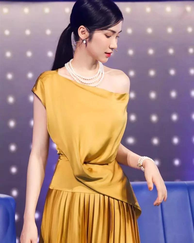 Thiên An đụng hàng Top 8 Hoa hậu Trái đất, mẹ 1 con có lép vế?-9