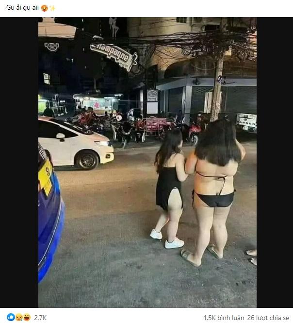 Hai cô gái gây sốt với thân hình béo ú, mặc đồ lót đứng đường-1