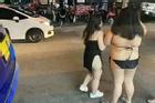 Hai cô gái gây sốt với thân hình béo ú, mặc đồ lót đứng đường