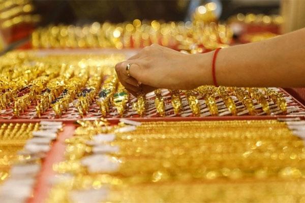 Xuống thấp kỷ lục, giá vàng vẫn giảm tiếp gần 1 triệu đồng/lượng-1