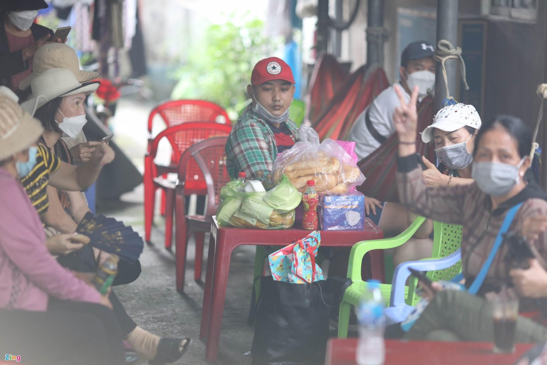 Nhiều người từ TP.HCM, Đồng Nai, Bà Rịa - Vũng Tàu cũng chuẩn bị đồ ăn, đón xe đến Long An để theo dõi phiên tòa. Họ mong phiên tòa diễn ra công minh, xét xử đúng người đúng tội.