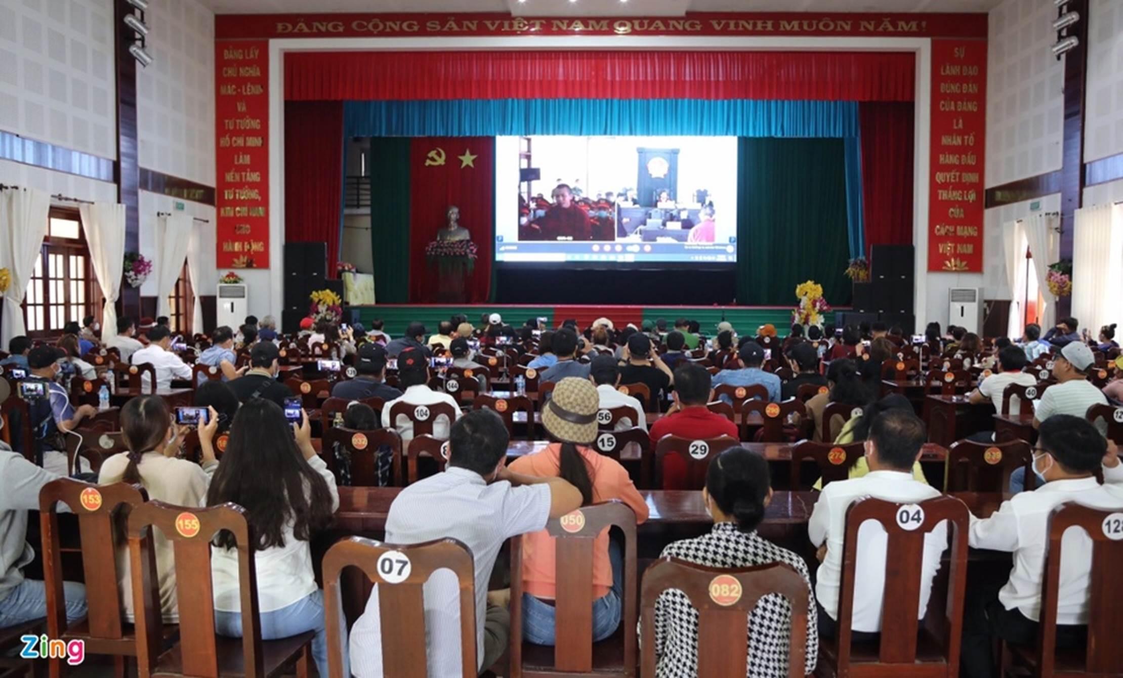 Hàng trăm người dân, youtuber theo dõi phiên toà qua màn hình ở Trung tâm Văn hóa huyện Đức Hòa, cách toà án khoảng 1km.