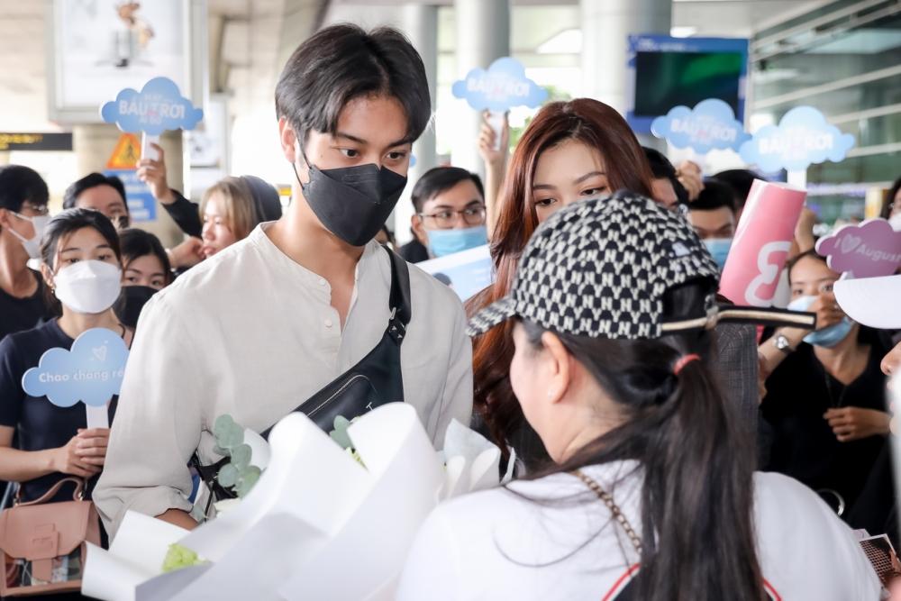 August Vachiravit đến Việt Nam, che kín mặt vẫn toát lên vẻ nam thần-3