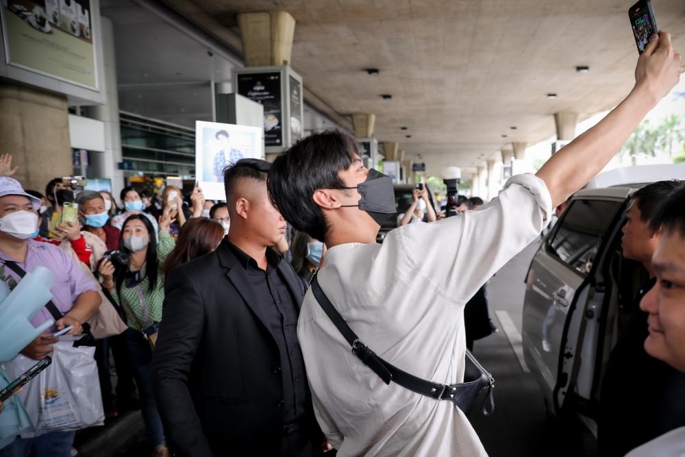 August Vachiravit đến Việt Nam, che kín mặt vẫn toát lên vẻ nam thần-6