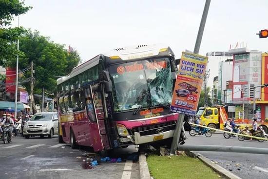 Tránh người sang đường, xe khách chở 40 người đâm vào dải phân cách
