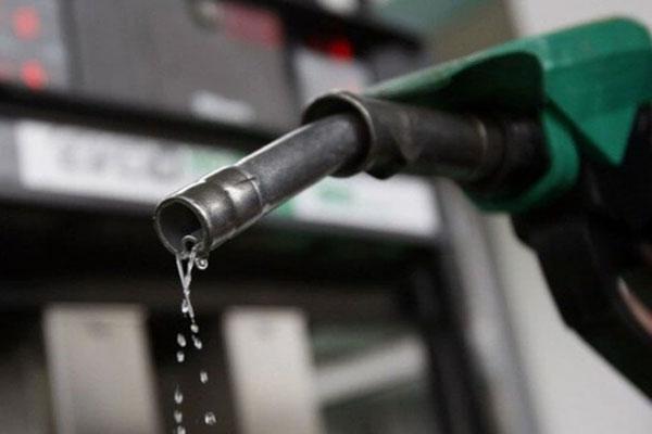 Nhập viện cấp cứu vì uống nhầm xăng-1