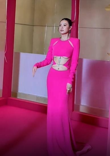 Midu mặc váy hở hang, lộ rõ cả chân ngực-4