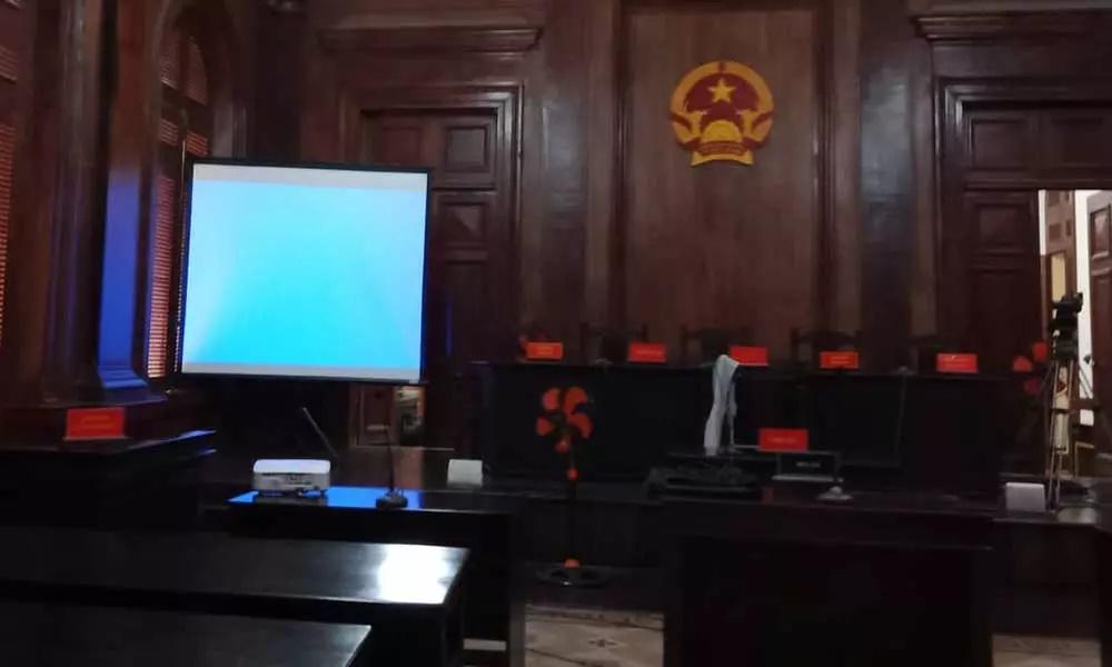 Phiên xử chiếu lại cảnh bố và dì ghẻ bạo hành bé gái 8 tuổi tử vong-1