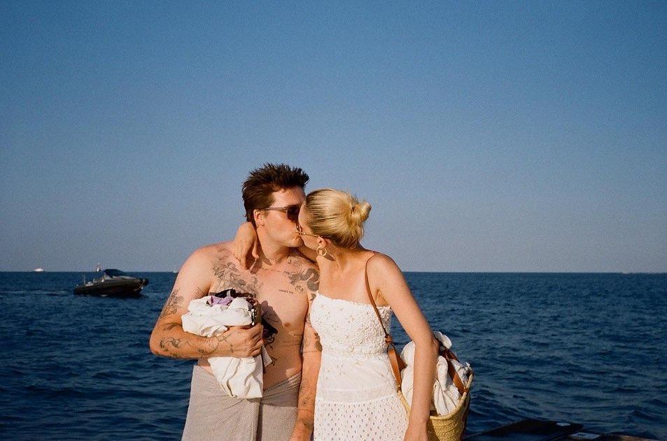 Brooklyn Beckham tung ảnh giường chiếu, khóa môi vợ tiểu thư-6