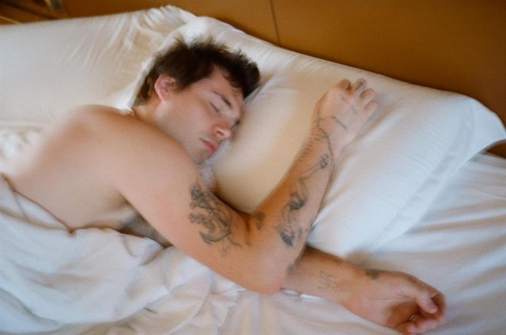 Brooklyn Beckham tung ảnh giường chiếu, khóa môi vợ tiểu thư-3