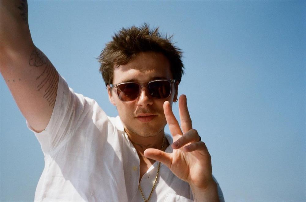 Brooklyn Beckham tung ảnh giường chiếu, khóa môi vợ tiểu thư-2