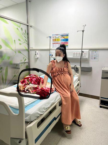 Vợ bầu Lê Dương Bảo Lâm tự lái xe tới viện truyền nước
