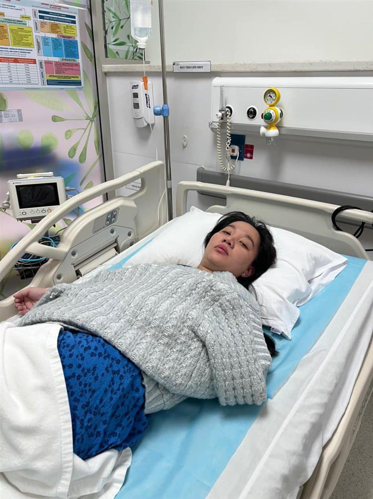 Vợ bầu Lê Dương Bảo Lâm tự lái xe tới viện truyền nước-9