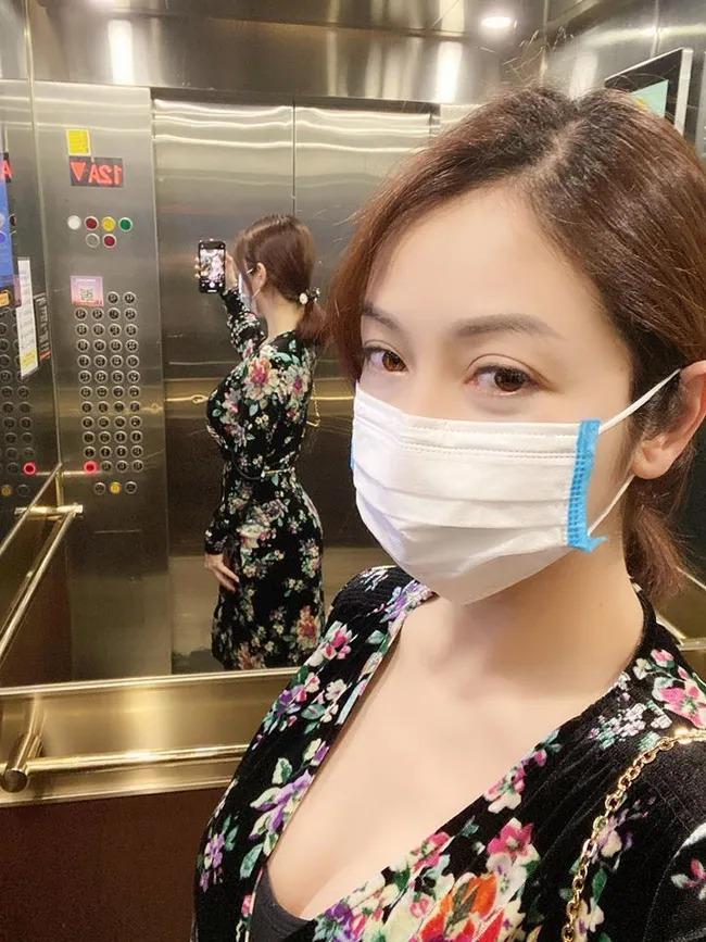 Đẻ 1 lèo 4 nhóc tỳ, Jennifer Phạm vẫn tự tin khoe body bén đứt tay-10