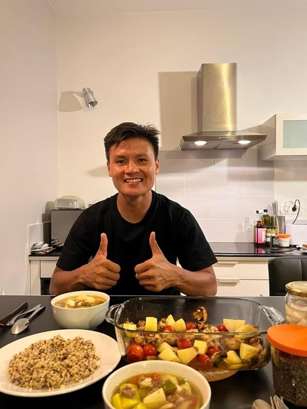 Quang Hải trổ tài làm đầu bếp ở Pháp-1