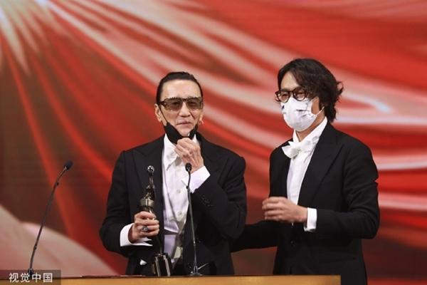 Hậu trường phim của Ảnh đế U90 và sao nữ kém 35 tuổi gây tò mò-1