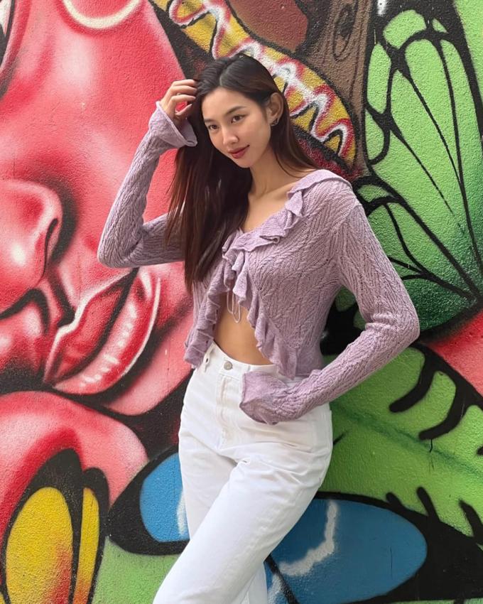 Thùy Tiên diện áo tắm tinh tế nhờ cách mix đồ cao tay-5