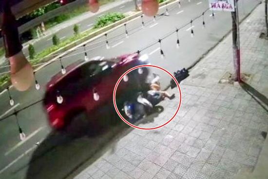 Vợ cũ đi với bồ, người đàn ông nổi cơn ghen lái ô tô tông cả hai