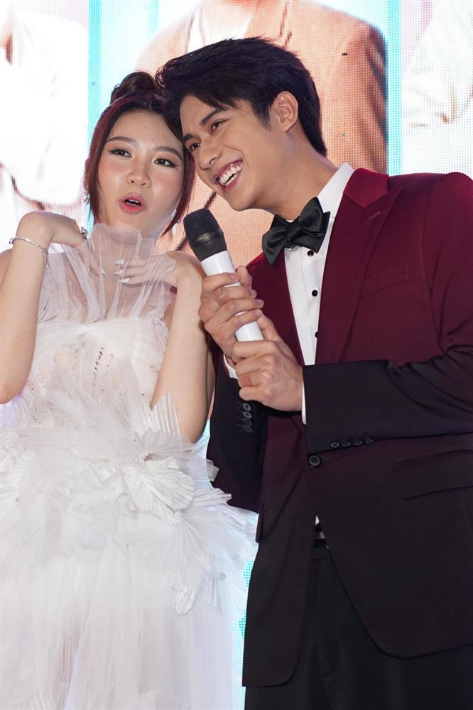 Bập bẹ nói tiếng Việt, chồng August Vachiravit khiến dân tình xiêu đổ-4