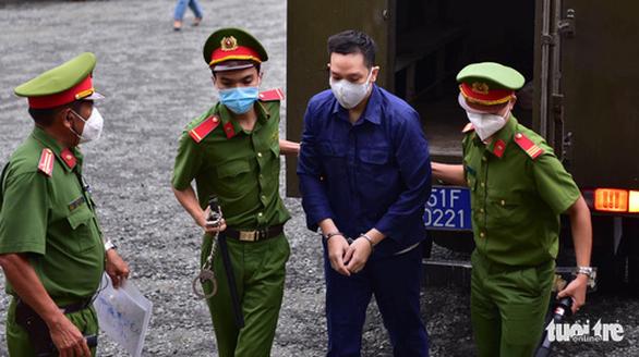 Xét xử vụ bé gái 8 tuổi bị bạo hành: Áp giải dì ghẻ và bố đến tòa-5