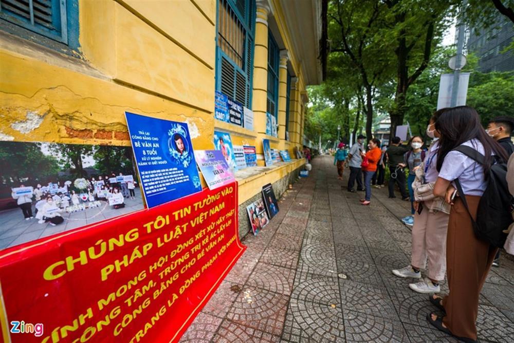 Xét xử vụ bé gái 8 tuổi bị bạo hành: Áp giải dì ghẻ và bố đến tòa-8