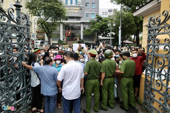 Xét xử vụ bé gái 8 tuổi bị bạo hành: Áp giải dì ghẻ và bố đến tòa-9