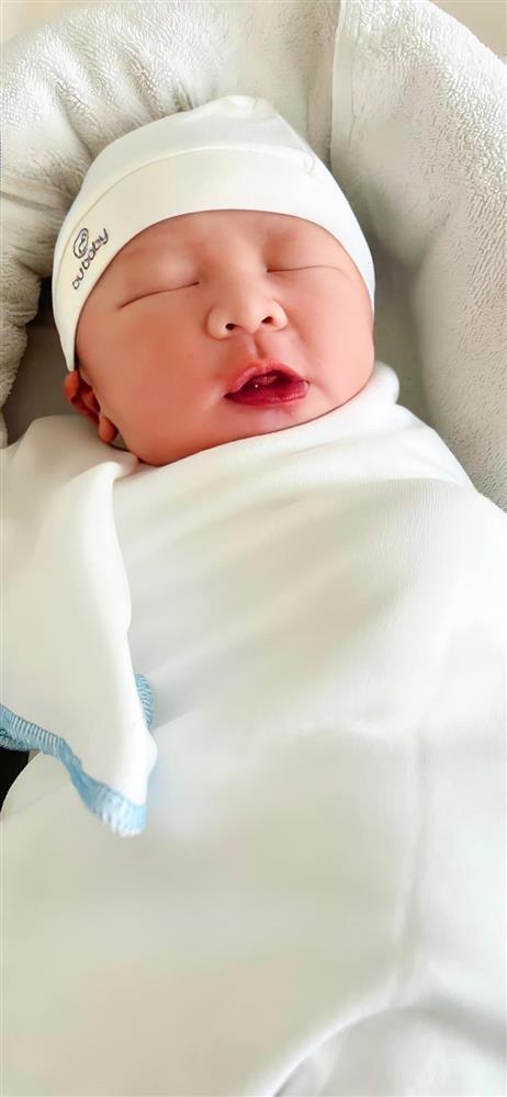 MC Tuấn Tú khoe ảnh về con trai mới sinh, gương mặt cực cute-5
