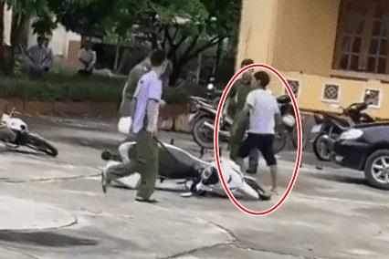 Nguyên nhân nam thanh niên xông vào trụ sở UBND đuổi chém công an-1