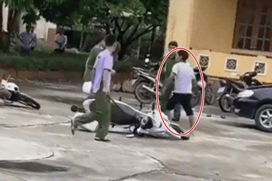 Nguyên nhân nam thanh niên xông vào trụ sở UBND đuổi chém công an