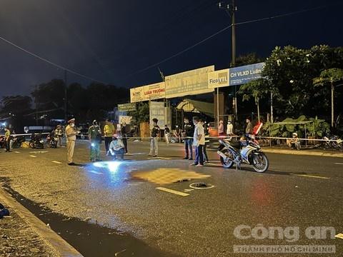 Đứng múa giữa đường, người phụ nữ bị 2 ô tô tông tử vong-1