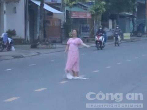 Đứng múa giữa đường, người phụ nữ bị 2 ô tô tông tử vong-2