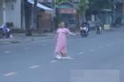 Đứng múa giữa đường, người phụ nữ bị 2 ô tô tông tử vong