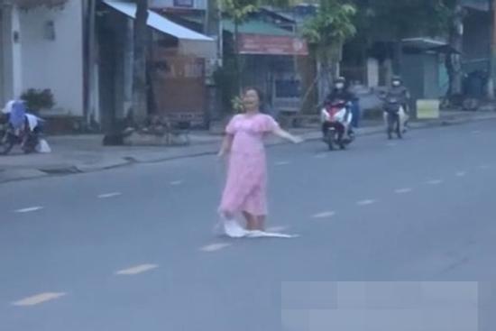 Đứng múa giữa đường, người phụ nữ bị 2 ô tô tông tử vong