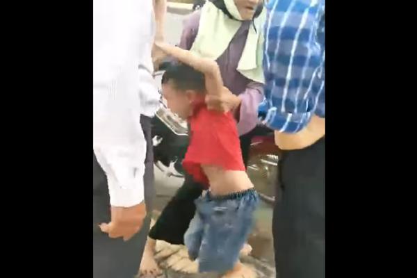 Dân tình xôn xao chuyện chàng trai quỳ gối xin bạn gái đừng chia tay-3