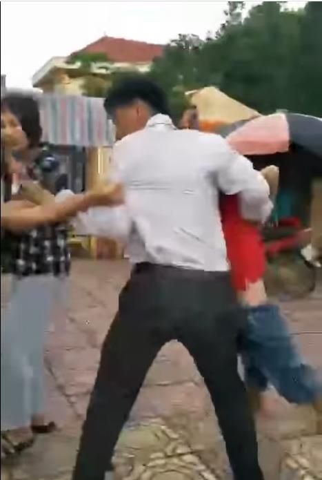 Bố mẹ ly hôn, con nhỏ gào khóc trước cửa tòa án đòi về với mẹ-2