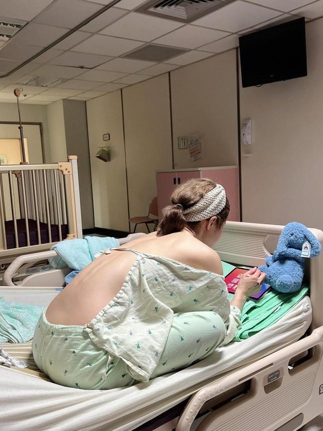 Mẫu nữ hứng chỉ trích vì khoe ngực trần, phơi bàn tọa ở bệnh viện-2