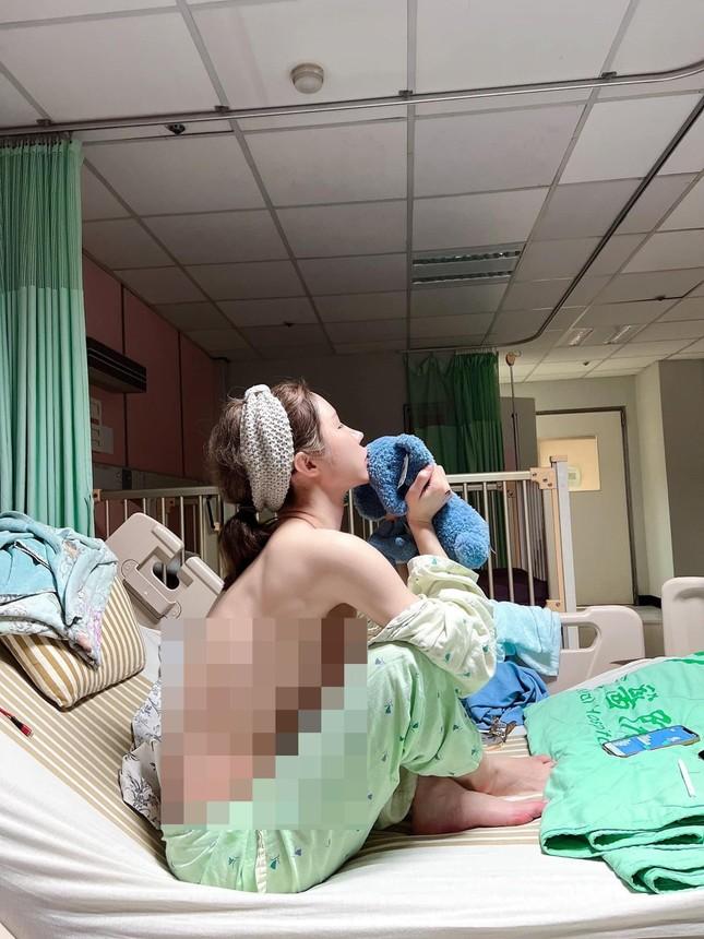 Mẫu nữ hứng chỉ trích vì khoe ngực trần, phơi bàn tọa ở bệnh viện-3