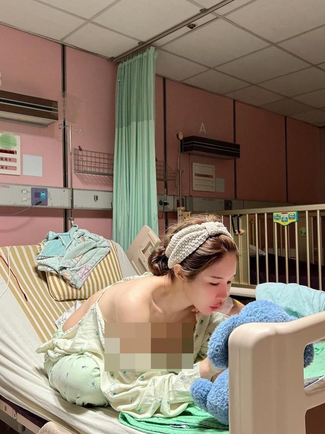Mẫu nữ hứng chỉ trích vì khoe ngực trần, phơi bàn tọa ở bệnh viện-4