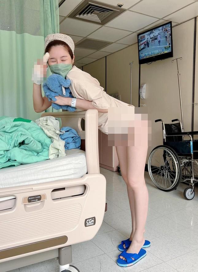 Mẫu nữ hứng chỉ trích vì khoe ngực trần, phơi bàn tọa ở bệnh viện-5