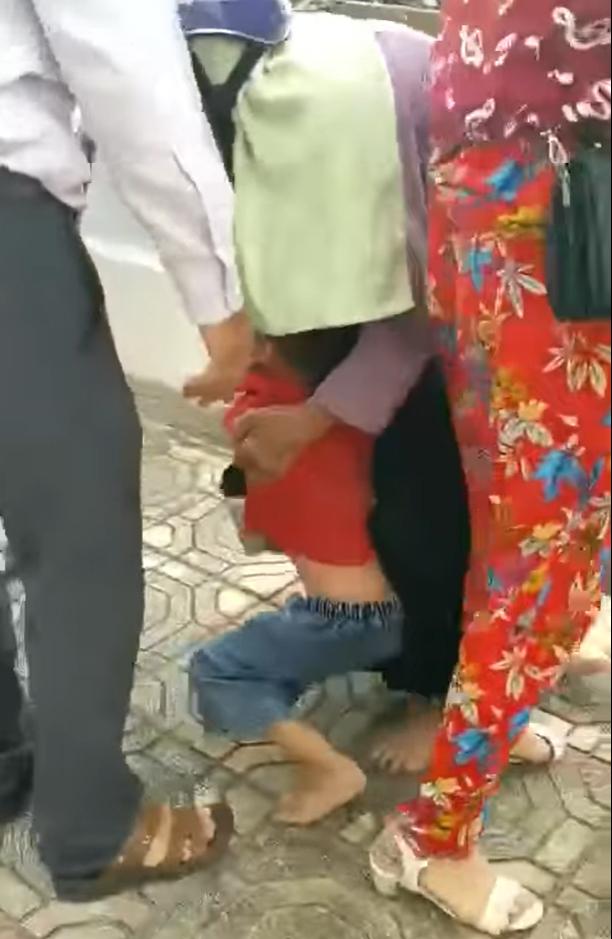 Bố mẹ ly hôn, con nhỏ gào khóc trước cửa tòa án đòi về với mẹ-1