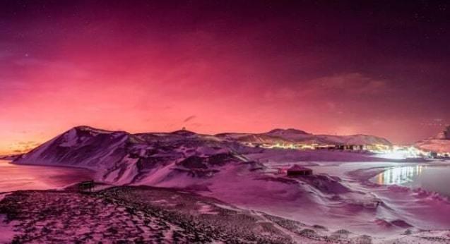 Bầu trời Nam Cực bừng sáng rực rỡ màu tím sau vụ phun trào núi lửa-1