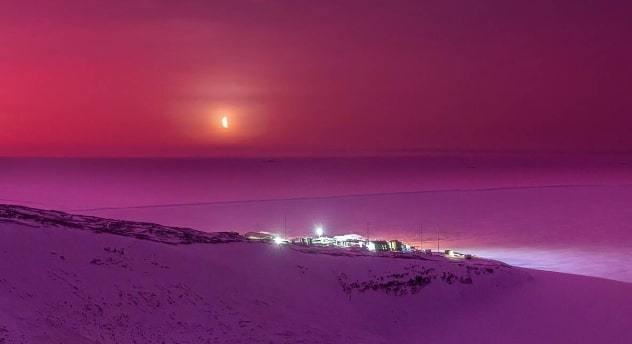 Bầu trời Nam Cực bừng sáng rực rỡ màu tím sau vụ phun trào núi lửa-2
