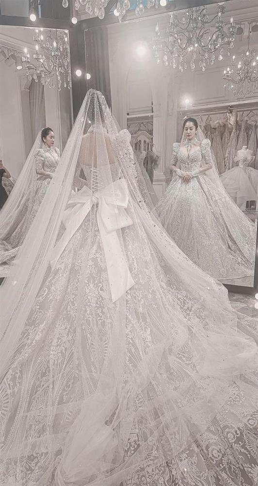 Hé lộ váy cưới hoàng gia tôn vòng 1 nảy nở của Khánh Thi-4