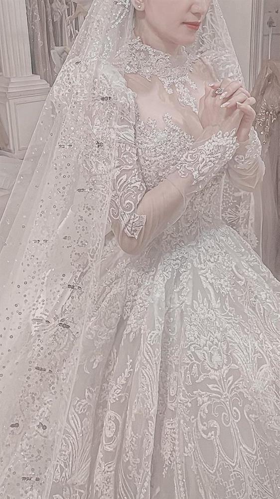 Hé lộ váy cưới hoàng gia tôn vòng 1 nảy nở của Khánh Thi-5