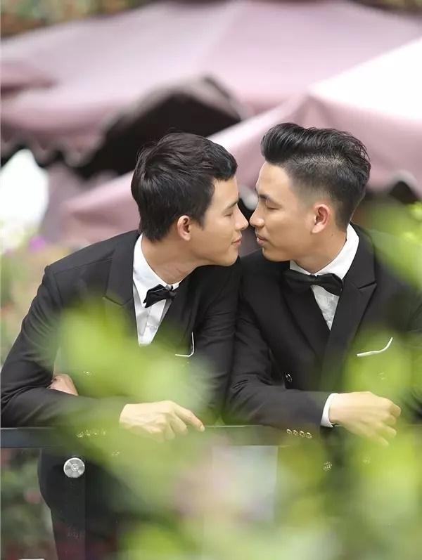 Hai chàng trai hành sự ngay giữa ban ngày trên đồng cỏ-8