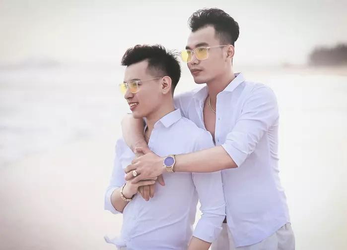 Hai chàng trai hành sự ngay giữa ban ngày trên đồng cỏ-7