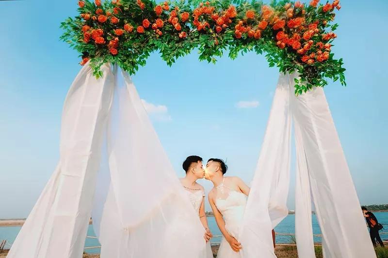 Hai chàng trai hành sự ngay giữa ban ngày trên đồng cỏ-9